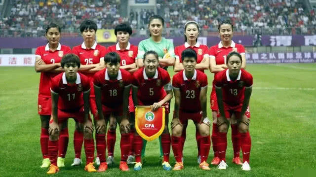  阿森纳女足三冠王庆典，男足联动创历史时刻  